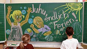 Im Streit um den späten Sommerferienbeginn von Bayern und Baden-Württemberg schlägt die Gewerkschaft ein neues Modell vor.