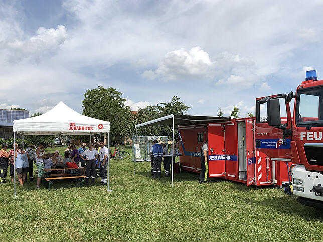 Die evakuierten Bewohner aus Heiseloch wurden an einem Verpflegungspunkt am Berger Kreisel von Feuerwehr und Rettungskräften versorgt ...
