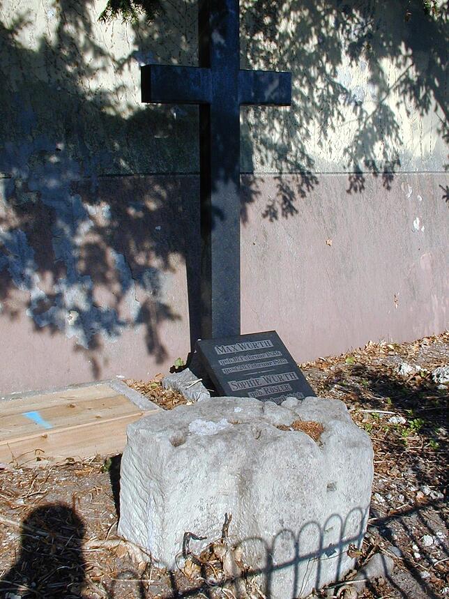 Dieser Stein in der Anlage unterhalb der altkatholischen Kirche ist das letzte Überbleibsel des unteren Stadttors von Stühlingen.