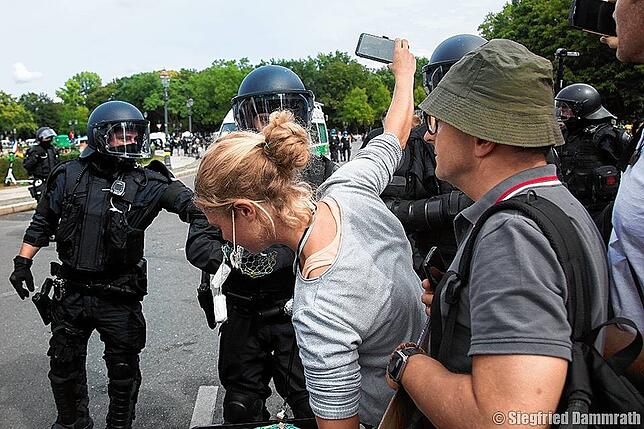 Bild 4: Corona-Querdenkerin Johanna Welschen fiel in Berlin mit einer Tampon-Maske auf. Mit uns sprach sie darüber, was sie antreibt