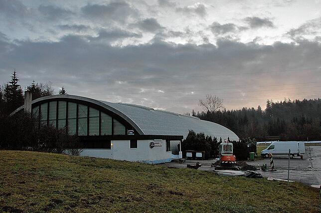 Die Schwenninger Tennishalle in der Morgendämmerung als Zeichen der Hoffnung? Noch ist es ruhig hier. Ab 15. Januar sollen hier rund 800 ...