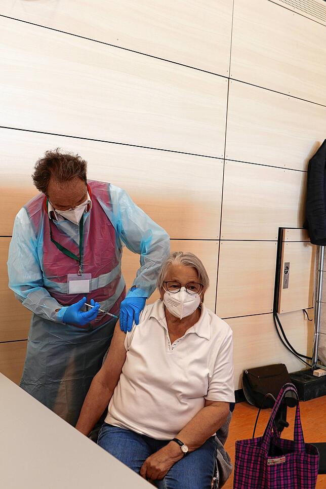 Der Mediziner Olaf Böttcher beim Impfen von Frieda Robold.