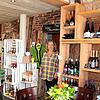 Evelyn Blumenröther steht in ihrem Café in Dingelsdorf. Neben hausgemachten kulinarischen Spezialitäten gibt es hier Produkte aus der ...
