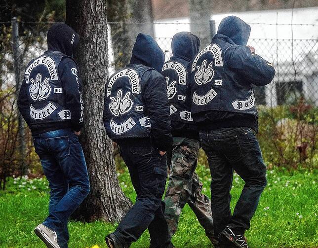 Gäste einer Trauerfeier für ein erschossenes Mitglied der Rockervereinigung „United Tribuns“ gehen in Heidenheim auf den ...