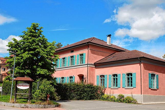 Der Dorfladen bietet alles für die Grundversorgung. Vor dem Haus gibt es mehrere Parkplätze.