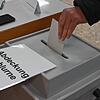 Ein Bürger wirft seinen Stimmzettel in die Wahlurne ein. Das Archivbild stammt von der Bürgermeistermeisterwahl in Stockach im ...