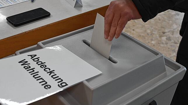 Ein Bürger wirft seinen Stimmzettel in die Wahlurne ein. Das Archivbild stammt von der Bürgermeistermeisterwahl in Stockach im ...