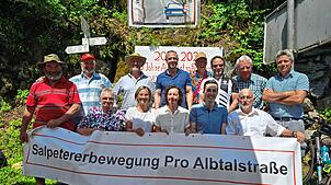 Hohe Erwartungen an die Politik und der Wunsch nach einer baldigen Eröffnung der Albtalstrecke verbinden das Albtal (von links): Ulrich ...