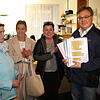 Bürgermeister Carsten Quednow hat 809 Unterschriften gegen die Erhöhung der Hundesteuer um 100 Prozent in Görwihl erhalten. Links Jannie ...