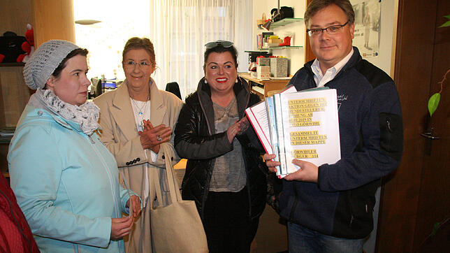 Bürgermeister Carsten Quednow hat 809 Unterschriften gegen die Erhöhung der Hundesteuer um 100 Prozent in Görwihl erhalten. Links Jannie ...
