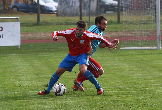 Routiniert: Der Ex-Waldshuter Serkan Korkut (vorn, gegen Marco Lohr vom SV Jestetten) kehrt nach einem halben Jahr beim FC Klingnau/CH ...