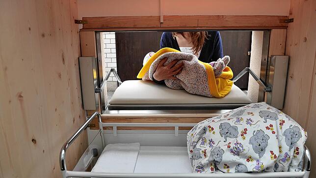 Ein warmes Bettchen wartet auf die Babys in der Babyklappe. Auf dem Symbolbild legt eine Mitarbeiterin des Franziskusheims eine ...