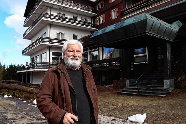 Hansjörg Willig vor dem Hotel Plättig.