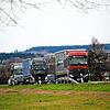 Deutliche Zunahme des Verkehrs: Lastwagen schieben sich auf Höhe der Kompostanlage die B31 in Richtung Pfohren entlang.