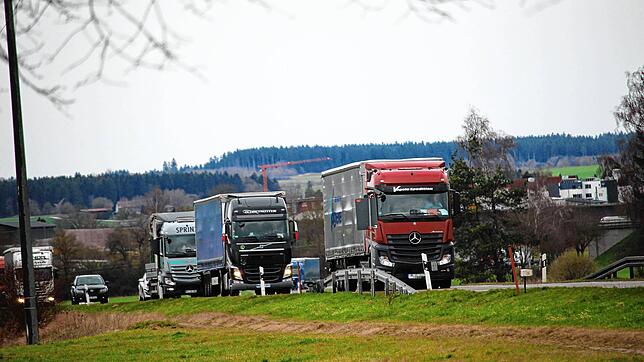 Deutliche Zunahme des Verkehrs: Lastwagen schieben sich auf Höhe der Kompostanlage die B31 in Richtung Pfohren entlang.