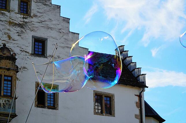 Seifenblasen vor dem Schloss Blumenfeld, die Pionier Andreas Figur im letzten Jahr gezaubert hat. Der Traum könnte nun wahr werden und ...