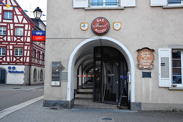 Flatterband und Einschusslöcher am Brasil in der Hauptstraße in Stockach.