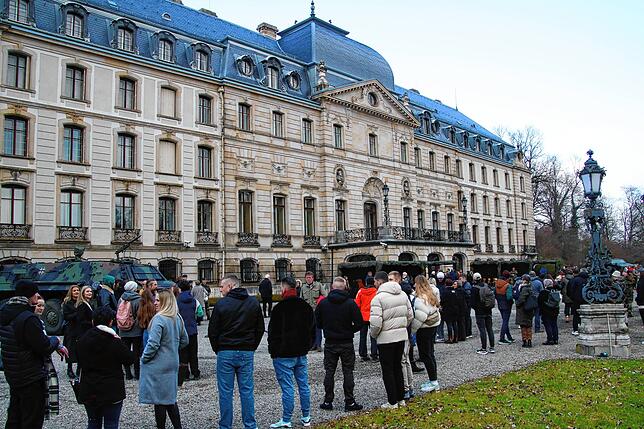Zahlreiche Besucher warten vor dem Schloss auf den Einmarsch der Soldaten.