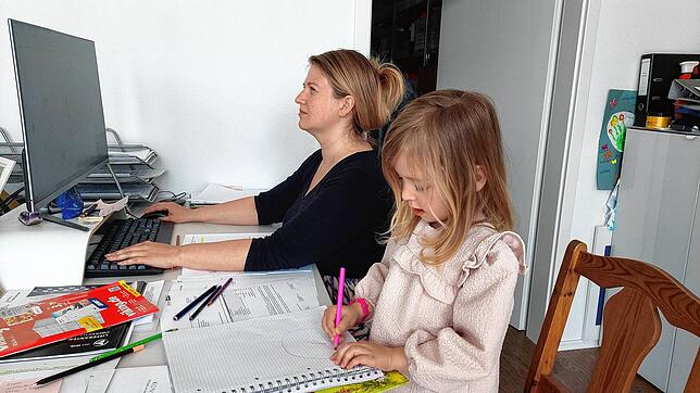Die fast vierjährige Jana hat noch immer keinen Kitaplatz. Deshalb muss ihre Mutter Anastasia Sommerfeld sie mit zur Arbeit nehmen. ...