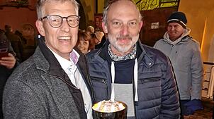 Mit einem Pokal voller Wurstsalat gratulierte Bert Wurster (rechts) dem Bürgermeister Robert Scherer zur Wiederwahl.