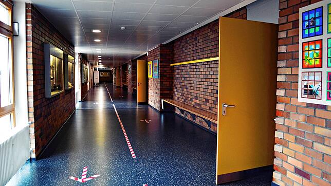 Leerer Gang in der Realschule St. Elisabeth: Hier wurden heute zwei Klassen heimgeschickt, weil je ein Kind positiv auf das Coronavirus ...