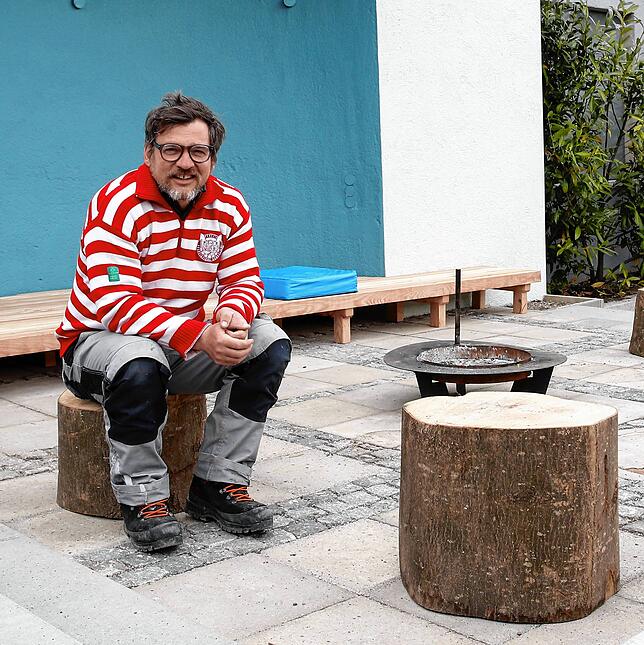 Christian Metzger macht es sich an der neuen Grillstelle auf dem Campingplatz Bruderhofer gemütlich.