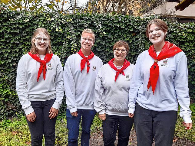 Sieben Aspiranten wurden in den Kreis der Aktiven aufgenommen, vier waren anwesend und zeigen stolz ihre mit Mehl bestäubten Gesichter ...