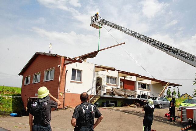 Vom Sturm abgedeckt wurde am Mittwoch (21. Juni 2023) dieses Haus im Sauldorfer Ortsteil Boll. In dem Haus lebt eine vierköpfige Familie ...