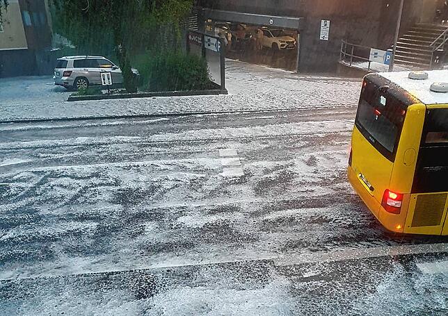 Hagel in Stockach sieht aus, als ob alles zugeschneit wäre.