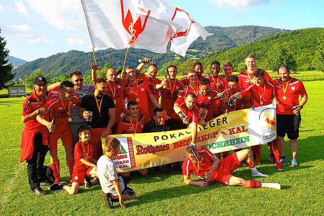 Double 2017: Georg Isele (links) feierte mit dem FC Tiengen 08 den Bezirksliga-Titel und den Triumph in Fahrnau im Bezirkspokal gegen ...