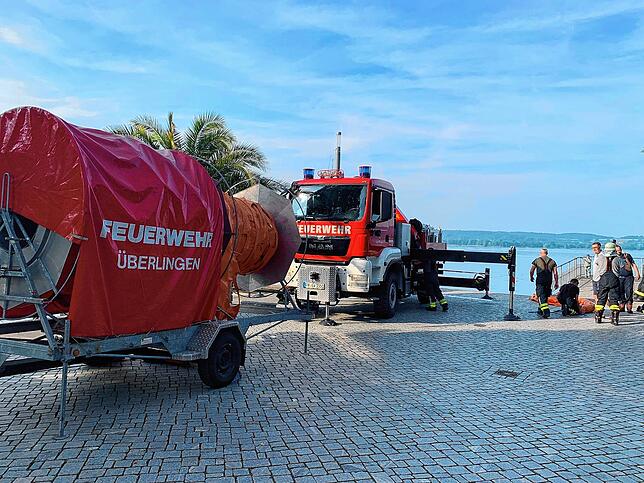 Die Feuerwehr ist mit 20 Einsatzkräften und fünf Fahrzeugen zum Ölwehr-Einsatz am Mantelhafen ausgerückt.