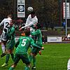 Sprunggewaltig: Eduard Nowak (am Ball) sorgte zu Beginn im Sturm des SV 08 Laufenburg für viel Wirbel in der Abwehr des FC Freiburg-St. ...
