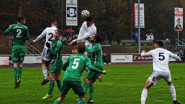 Sprunggewaltig: Eduard Nowak (am Ball) sorgte zu Beginn im Sturm des SV 08 Laufenburg für viel Wirbel in der Abwehr des FC Freiburg-St. ...