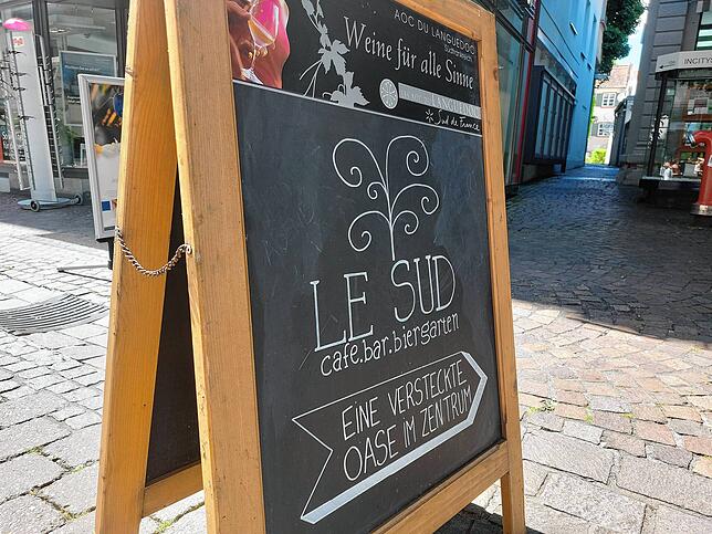 Auf der Hussenstraße führt dieses Schild in den Garten hinter dem K9.