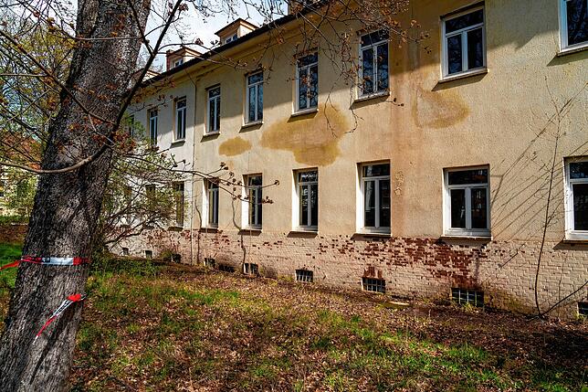 Wenn man genauer hinschaut sind die 23 Jahre des Leerstands nicht spurlos an dem Haus vorbeigegangen.