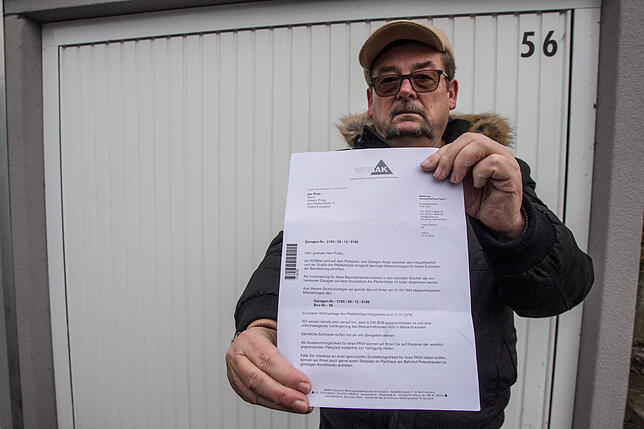 Ferenc Pulay zeigt die Kündigung seiner Garage. "Die Art und Weise ist wirklich eine Sauerei", sagt er.