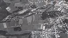Luftbild aus den 70er Jahren: Das landwirtschaftliche Anwesen Hauss/Klingele liegt in der Nähe der &bdquo;Villa Berberich&ldquo;. Die ...