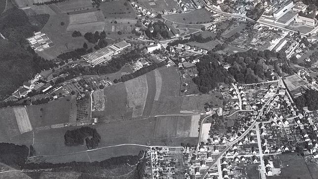 Luftbild aus den 70er Jahren: Das landwirtschaftliche Anwesen Hauss/Klingele liegt in der Nähe der &bdquo;Villa Berberich&ldquo;. Die ...