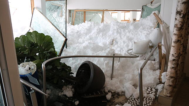 Vor einem Jahr: Die Lawine mit einer Breite von 300 Metern drückte die Fenster ein und drangen in den Wellnessbereich des Hotel Hubertus ...