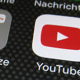 Auf einem Smartphone ist das Logo von YouTube zu sehen.