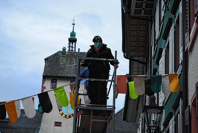 Bild 3: Kaiserstraße im Narrenkleid: Fasnachtsbändel bringen trotz Corona Fröhlichkeit in die Waldshuter Altstadt