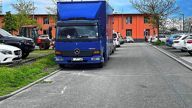 Hier auf dem Parkplatz am Berry&lsquo;s rammte die Autofahrerin zwei geparkte Wagen. Die Markierungen sind noch zu erkennen.