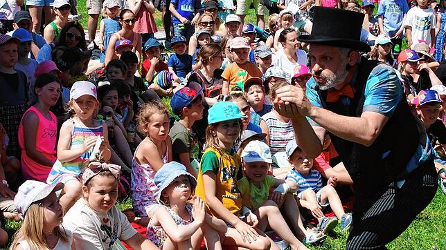Auf dem Kinderfest am Konzertsegel faszinierte Zauberer Piccolo mit seinen magischen Tricks nicht nur die Kinder, sondern auch Eltern.