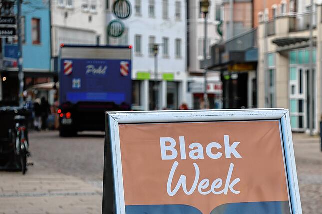 Auch in der Friedrichshafener Innenstadt bewerben manche Geschäfte den Black Friday oder die Black Week.