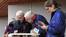 Wie funktioniert das? Am Rande der Veranstaltung in der Stadthalle testen die Bürger die neue LöGo-App. Bild: Thomas Winckelmann