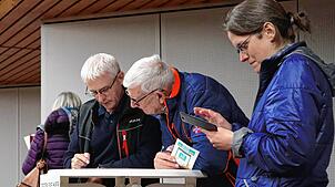 Wie funktioniert das? Am Rande der Veranstaltung in der Stadthalle testen die Bürger die neue LöGo-App. Bild: Thomas Winckelmann