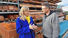 Die FDP-Abgeordnete Ann-Veruschka Jurisch wählt für das Gespräch über ihre erneute Kandidatur den Dachdeckerbetrieb Schütz im ...