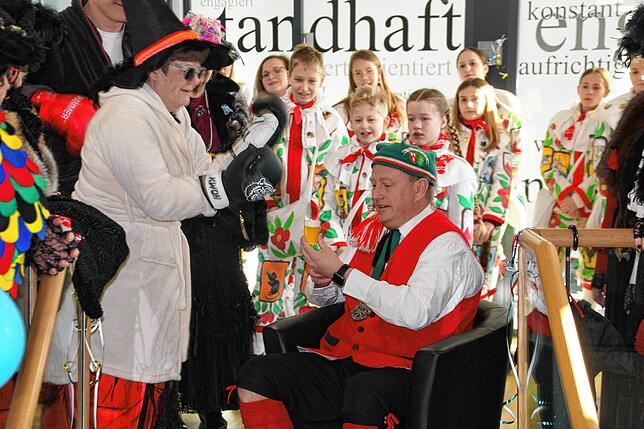 Bild 11: Närrisches Treiben beim Schließen von Rathaus und Banken