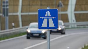 Auf dem Pannenstreifen der A96 hat eine Autofahrerin ein Nickerchen halten wollen. (Symbolbild)