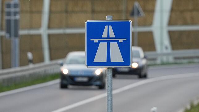 Auf dem Pannenstreifen der A96 hat eine Autofahrerin ein Nickerchen halten wollen. (Symbolbild)